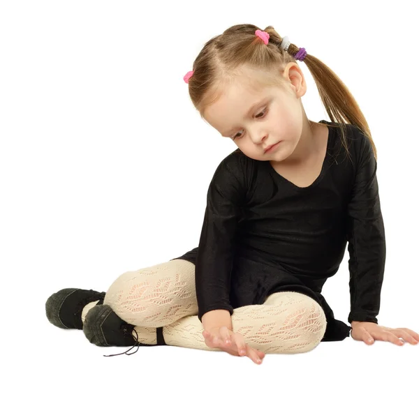 Niña bailarina se sienta sobre fondo blanco —  Fotos de Stock