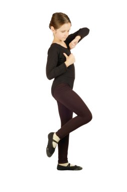 Küçük kız dansçı beyaz arka plan üzerinde poz