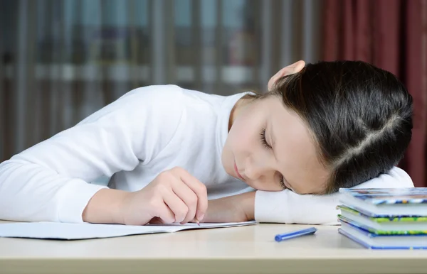 年轻的学生女孩做他的作业 — 图库照片