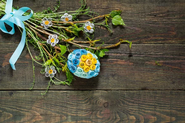 Wielkanoc-skład zielonymi gałązkami i jaj w quilling techni — Zdjęcie stockowe