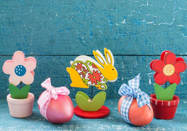 Fleurs décoratives, oeufs de Pâques et lapin — Photo