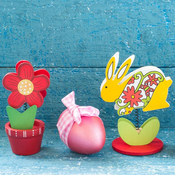 Fleur décorative, oeuf de Pâques et lapin — Photo