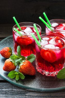 Çilek ve buz ile serinletici içecek 