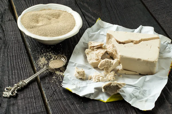 Fresh and dry yeast — Stock Photo, Image