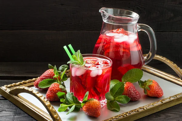 딸기와 얼음 청량 음료 — 스톡 사진