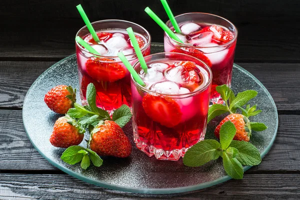 Bebida refrescante con fresas y hielo —  Fotos de Stock