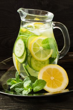 Limon, salatalık, zencefil ve nane ile su 