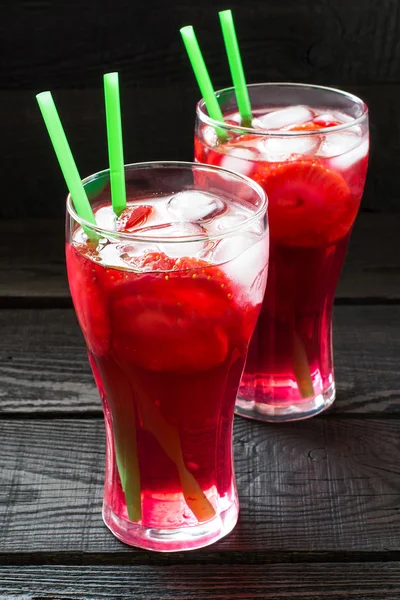 Bebida refrescante con fresas y hielo — Foto de Stock