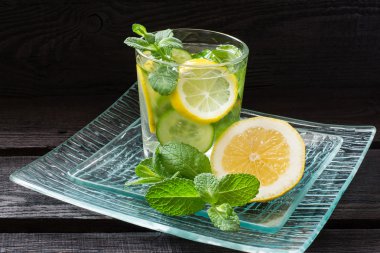 Limon, salatalık, zencefil ve nane ile su 