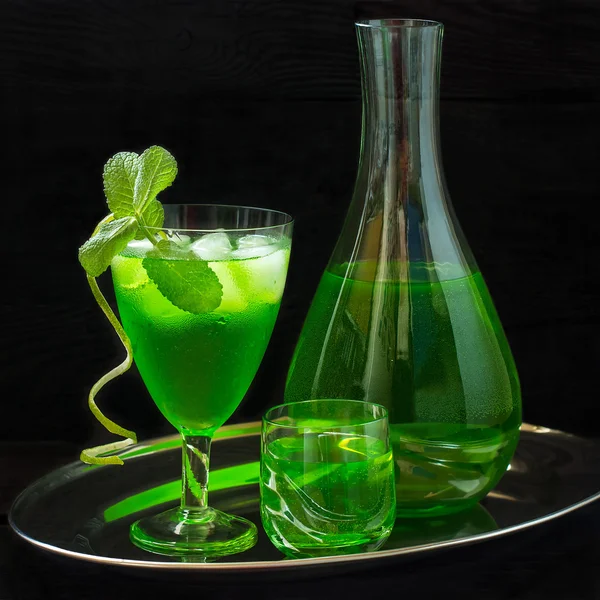 Cocktail met Dragon, munt en ijs — Stockfoto