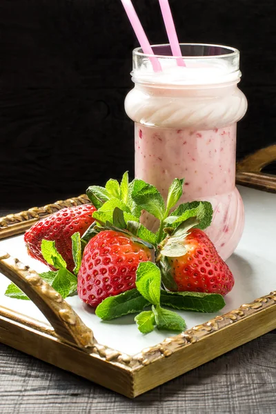 Strawberry smoothie with yogurt — Stock Photo, Image