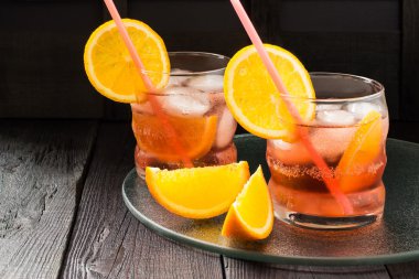 Aperol portakal dilimleri ve buz ile kokteyl 