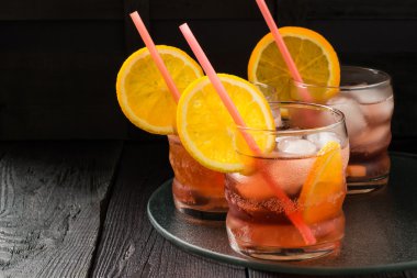 Aperol portakal dilimleri ve buz ile kokteyl 