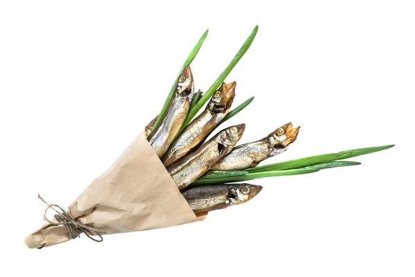 Gerookte lodde met groene uien in papier cornet — Stockfoto