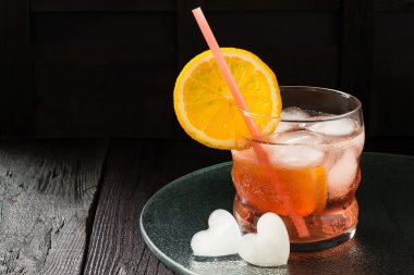 Aperol portakal dilimleri ve buz ile kokteyl 