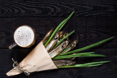 Yeşil soğan ve bira ile füme capelin 