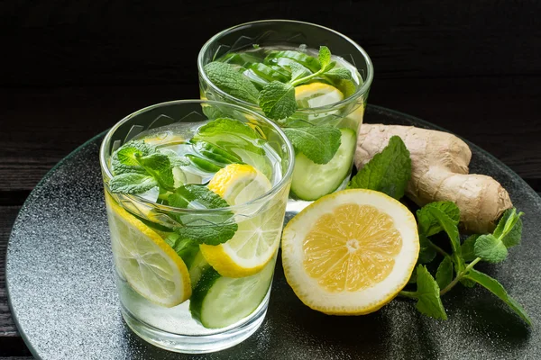 Voda s citronem, zázvor a kyselou okurkou — Stock fotografie