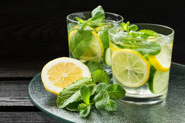Limon, salatalık, zencefil ve nane ile su 