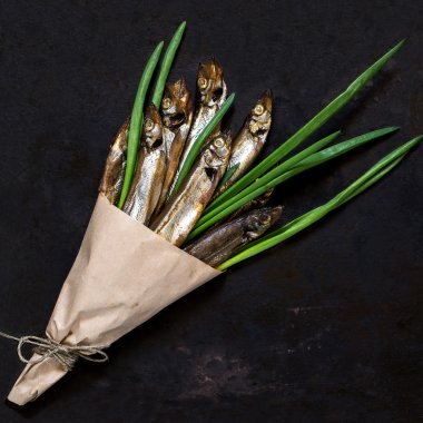 Yeşil soğan ve bira ile füme capelin 