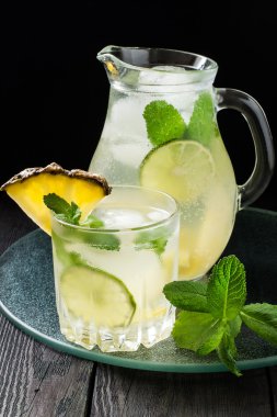 Ananas limonata limon ve nane ile 