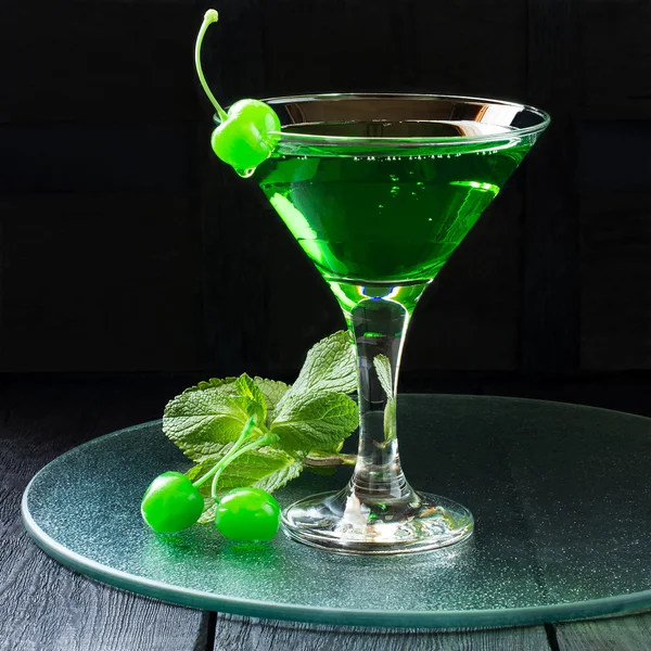 Cóctel verde con cereza al maraschino en una copa de martini — Foto de Stock