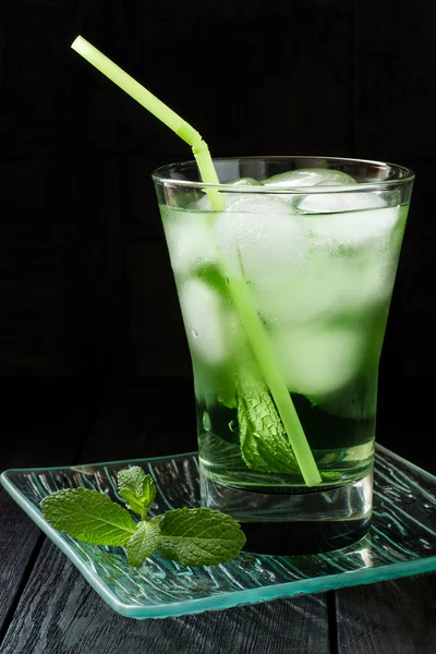 Коктейль Мартини с зеленым чаем, мятой и льдом — стоковое фото