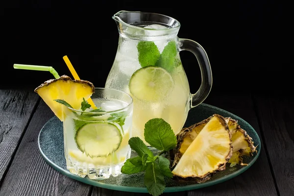 Ананасовый лимонад с лаймом и мятой — стоковое фото