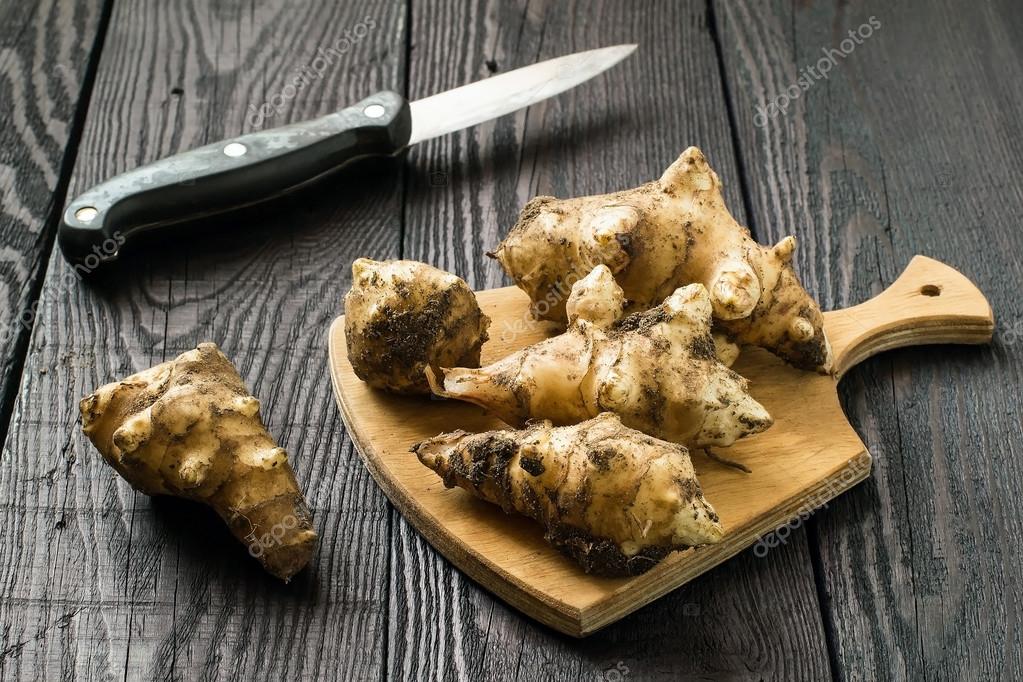 Fresh jerusalem artichokes on the board — Stock Photo © 13Smile 107277220