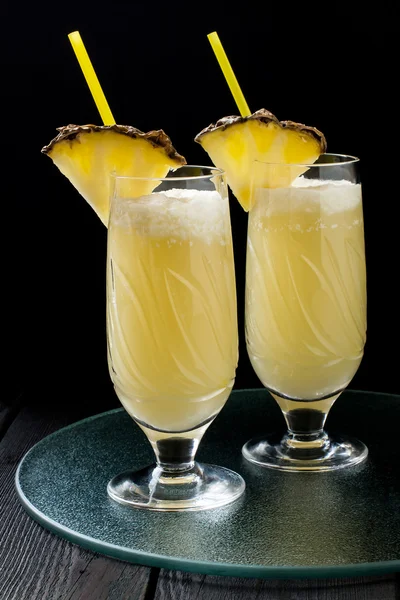 Refrescante cóctel de piña con crema de coco — Foto de Stock