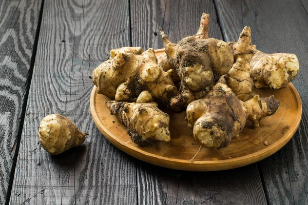 Fresh jerusalem artichokes on the board — Stock Photo, Image