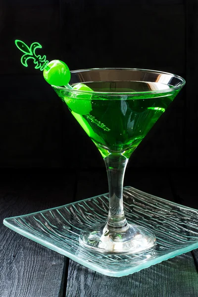 Cocktail verde con ciliegia maraschino in bicchieri da martini — Foto Stock