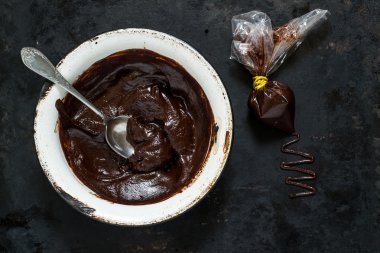 Kasede ve çantada çikolatalı ganache  
