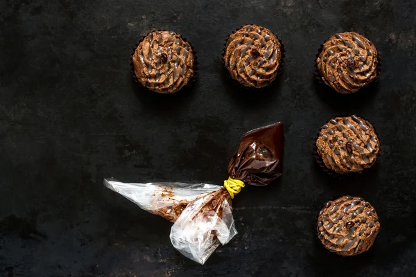 Schokolade Mini-Kuchen und Tüte Schokoladenglasur zum Dekorieren — Stockfoto