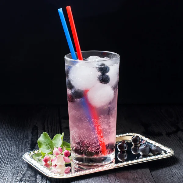 Cocktail con mirtillo, ribes nero e ghiaccio — Foto Stock