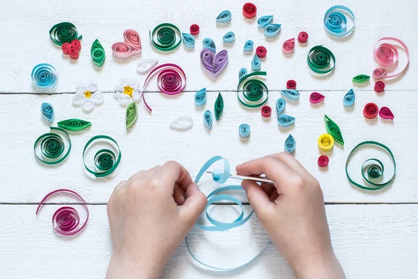 The child twists blanks for quilling — Stock Photo, Image