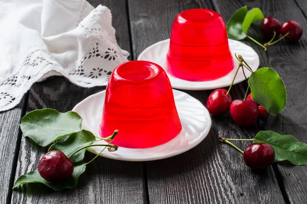 Körsbär gelé och körsbär på träbord — Stockfoto