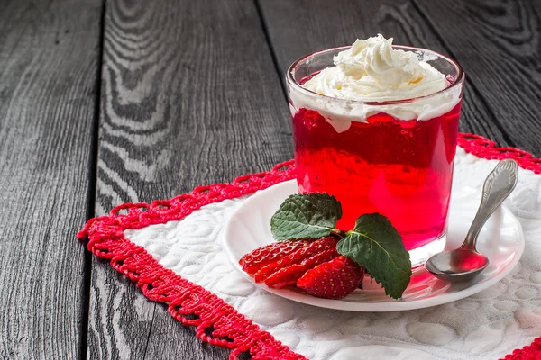 Jalea de fresa con crema batida —  Fotos de Stock