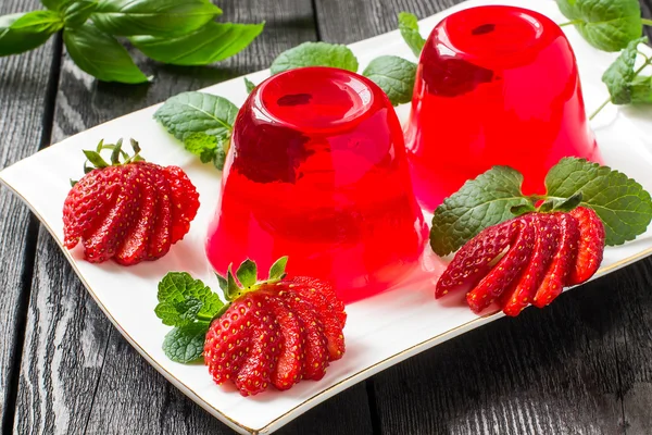 Strawberry jelly and ripe strawberries — Stock Photo, Image