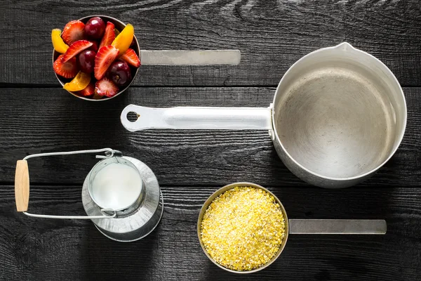 Utensilios e ingredientes para cocinar cereales de maíz con leche y f — Foto de Stock