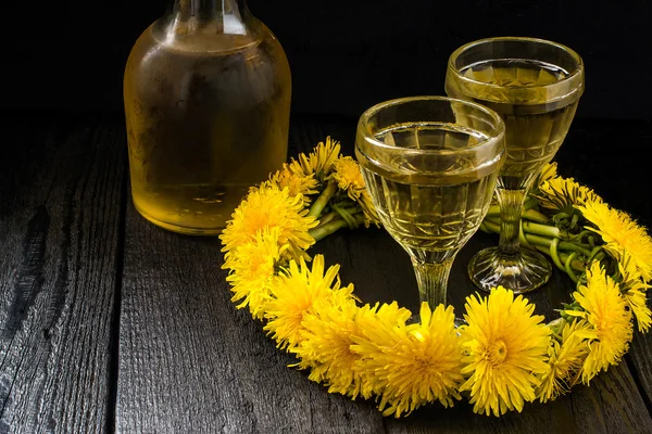 Original homemade dandelion wine — Stock Photo, Image