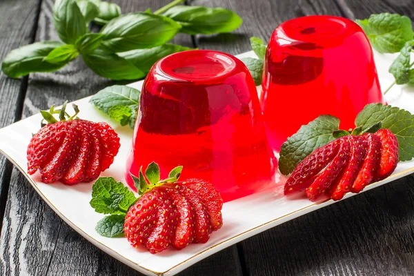 Strawberry gelé och mogna jordgubbar — Stockfoto