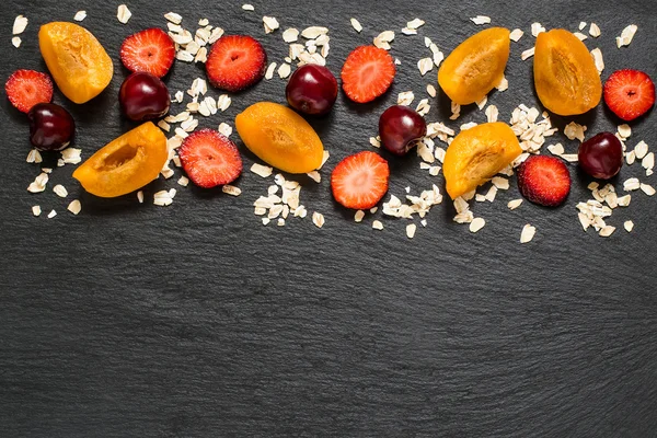 Çilek, kayısı ve kiraz ile yulaf gevreği   