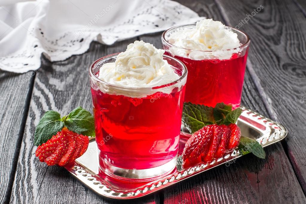 gelatina de fresa con crema batida — Fotos de Stock © 13Smile 111334934