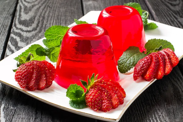 Strawberry jelly and ripe strawberries — Stock Photo, Image