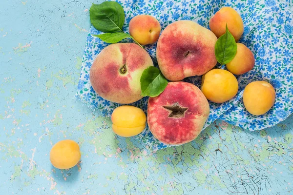 Плоские персики и абрикосы — стоковое фото