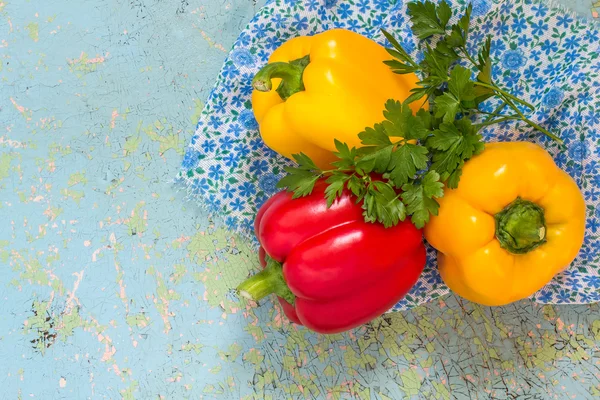 Pimentos vermelhos e amarelos e salsa — Fotografia de Stock