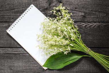 Koyu ahşap bir masa üzerinde yabani orkide buketi 