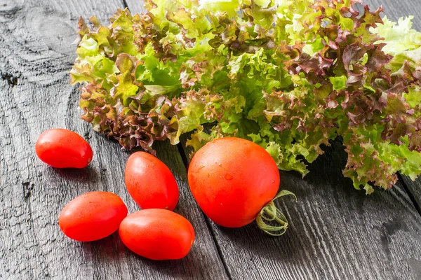 Laitue pourpre fraîche et tomates pour un aliment diététique — Photo