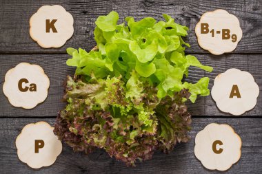 Sepet bir diyet yemek için taze marul 