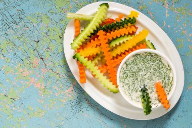 Çiğ sebze ve yoğurt sos dilimleri  